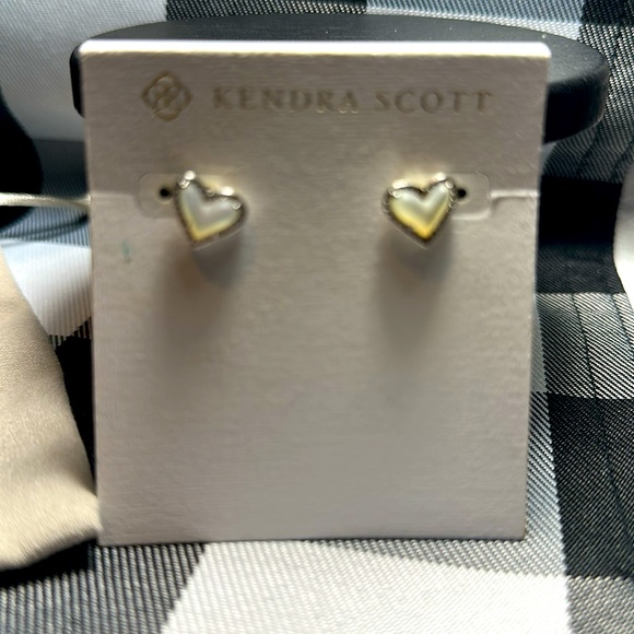 KENDRA SCOTT EARRINGS ARI HEART STUD RHOD IVORY MOP - Picture 1 of 5
